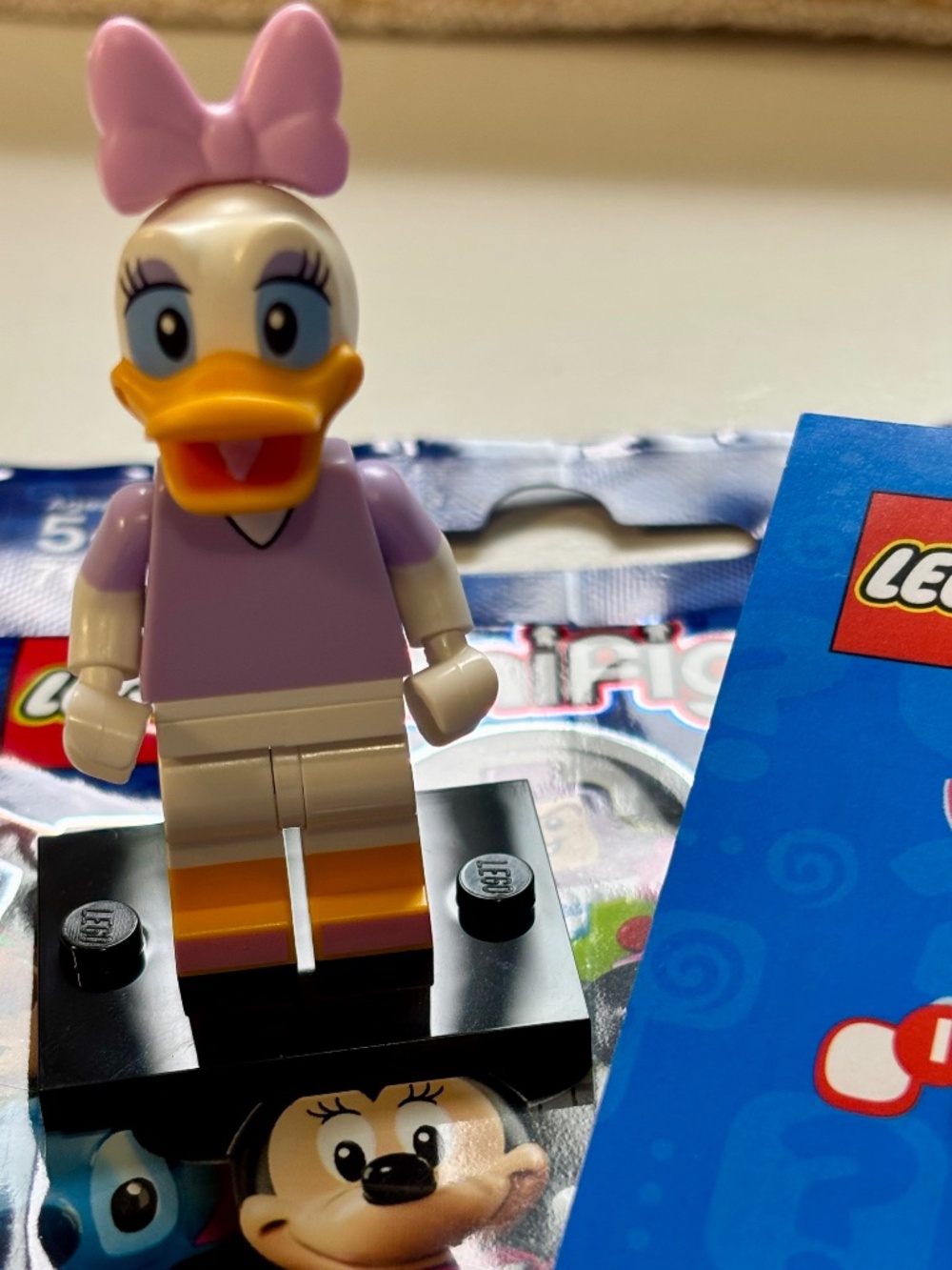 LEGO DISNEY Series 1 "Daisy Duck" dis009 with stand, pamphlet, access & bag.